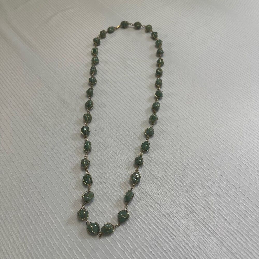 VINTAGE GOLDTONE CAGED WRAPPED WIRE POLISHED GREEN STONE NECKLACE